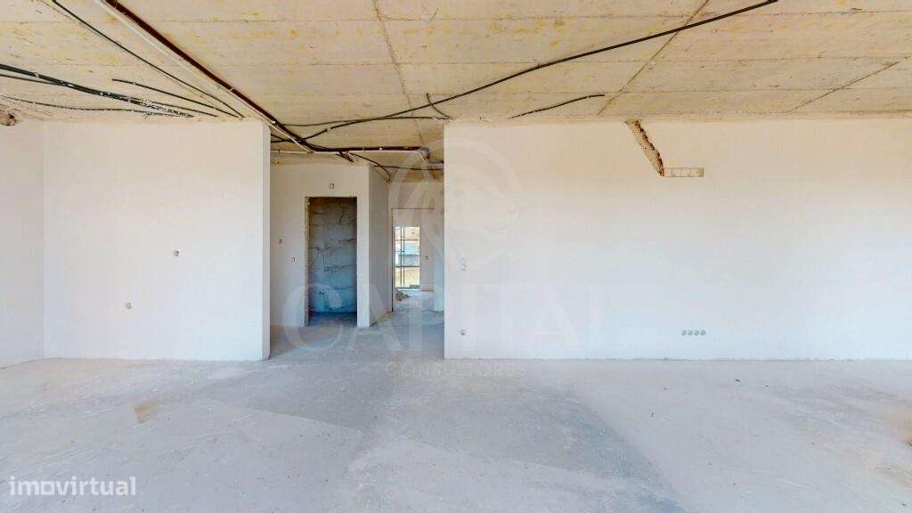 Apartamento moderno a estrear com excelente exposição solar, varanda e-4