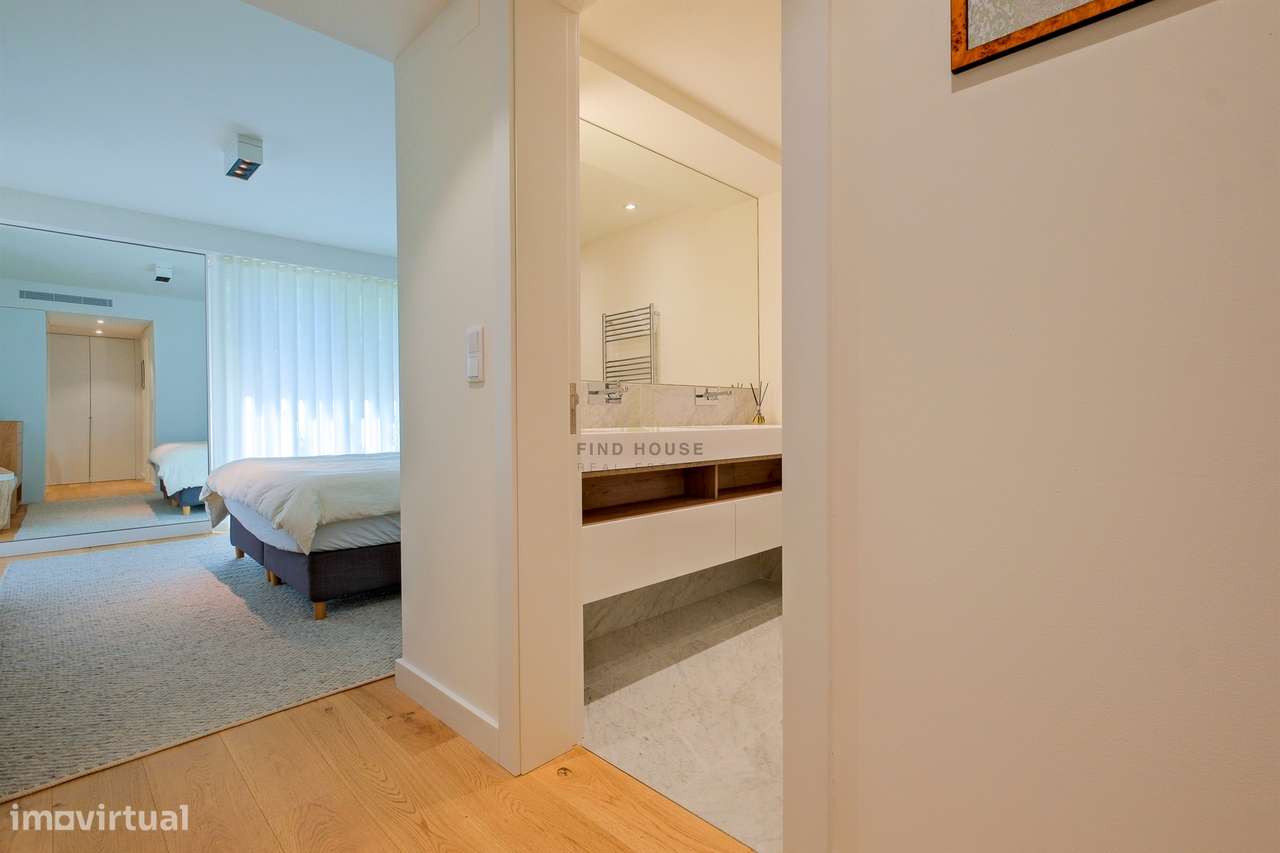 Apartamento T3 em condomínio privado, com terraços e garagem, no Prínc-33