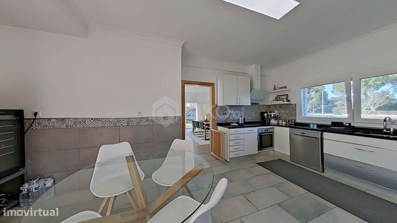 MORADIA T4 218M² EM TERRENO 1.044M² COM PISCINA EM CONDOMÍNIO GOLFE SA-23