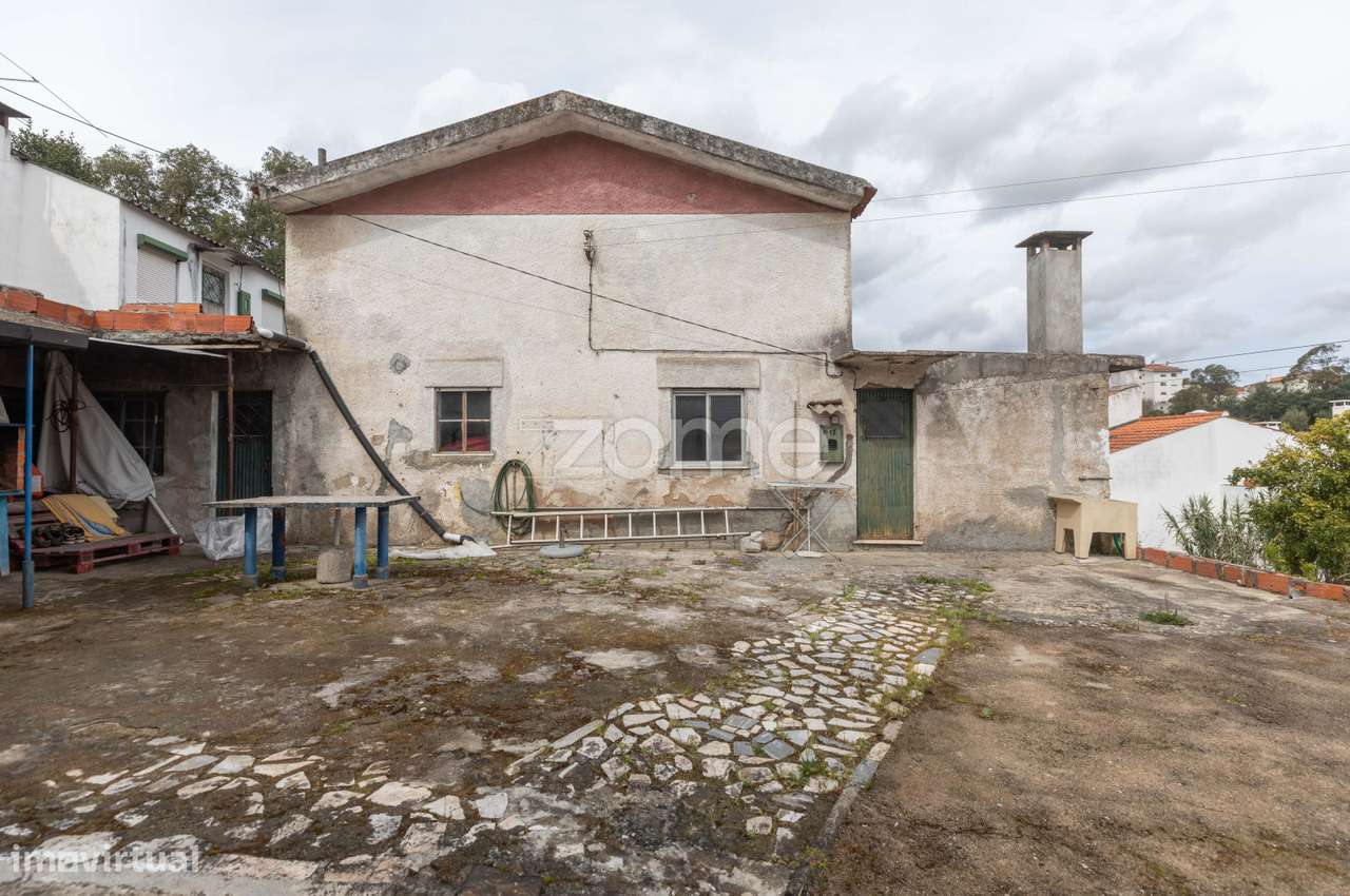 Moradia T4 | Moradia T2 | Recuperar | S. Martinho do Bispo - Grande imagem: 2/48