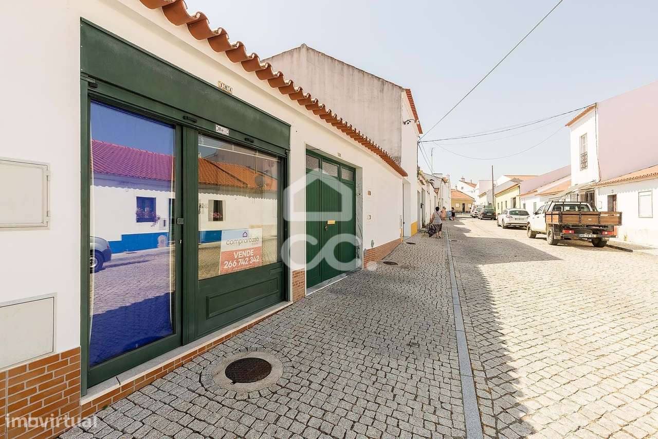 Prédio c/ 4 frações: Duas Moradias T2 e Dois Espaços de Comércio | Vim - Grande imagem: 2/60