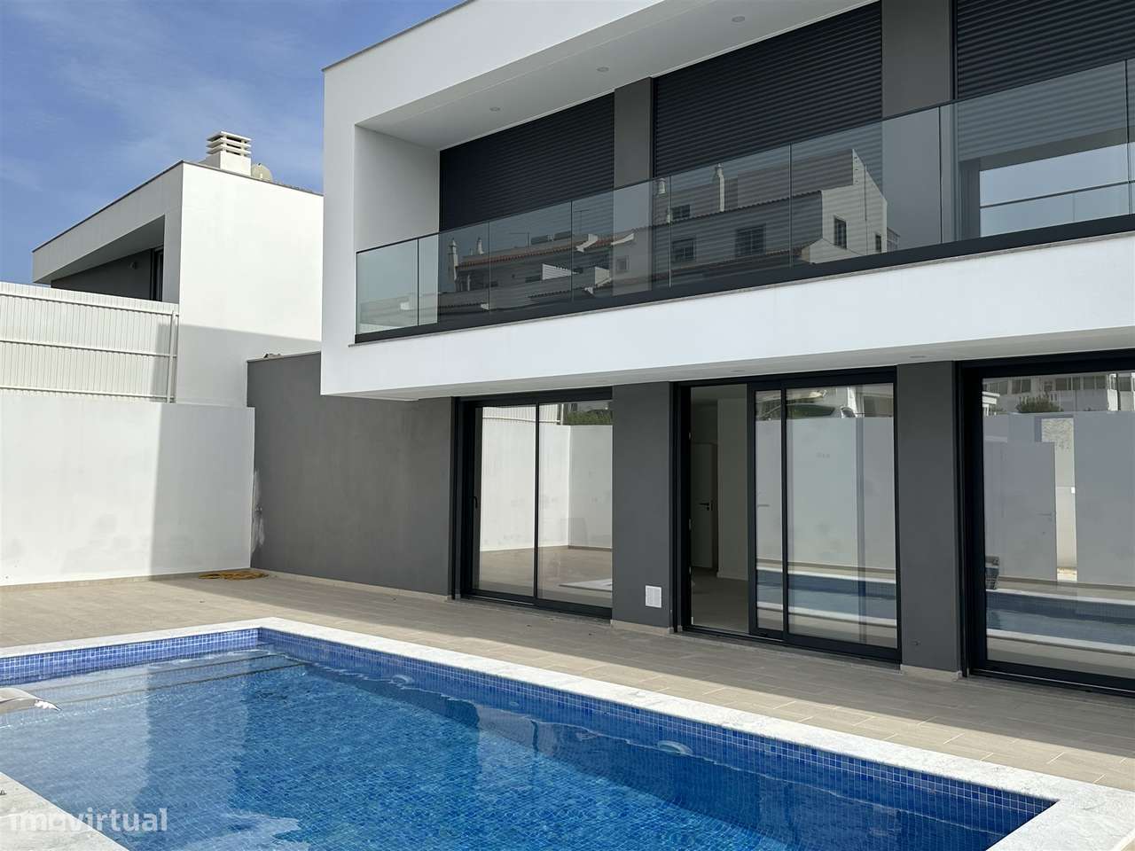 Moradia Unifamiliar de Luxo com Piscina e Jardim-18