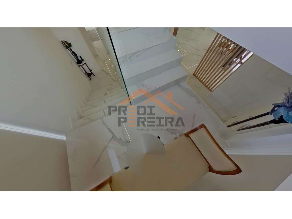 Moradia T3, situada no Casal da Silveira, em Famões-22