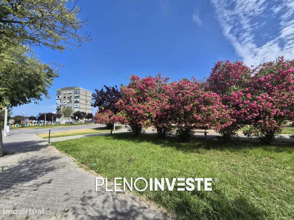 Apartamento T2 em Excelente Estado de Conservação em Palhais-1