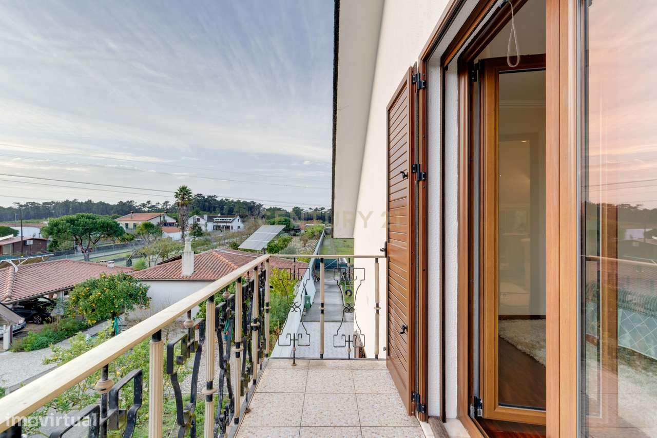 Moradia com um belissimo espaço exterior e praia privada!-24