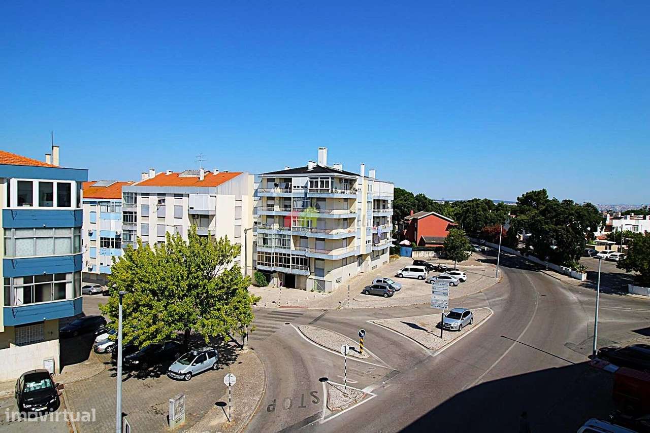 Apartamento T4, 3º andar, Totalmente Remodelado na Amora-12