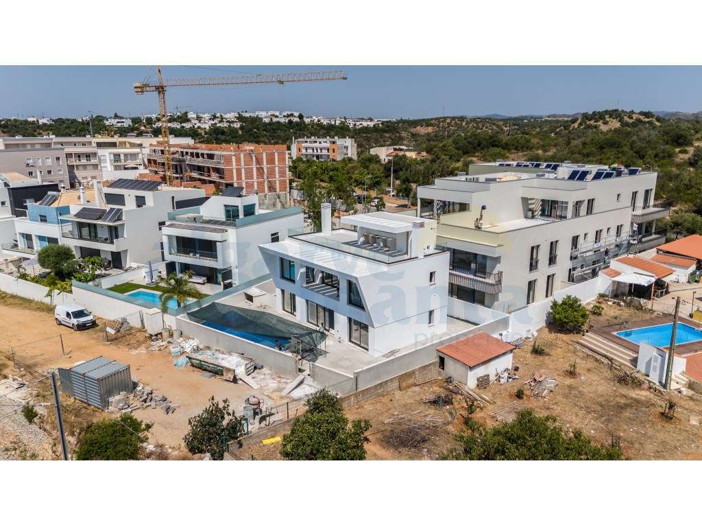 Moradia T4 de Arquitetura Contemporânea com Piscina, Rooftop e Vist...-44