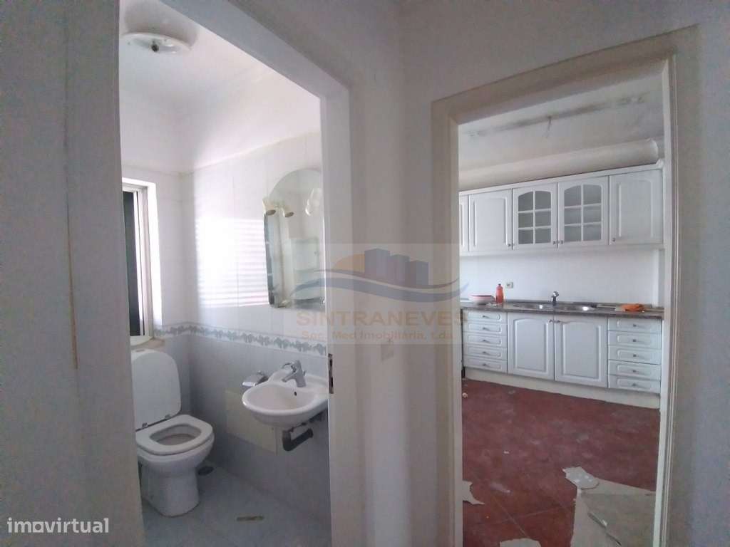 Lindo Apto T4 , totalmente remodelado num 1º andar, junto à Base Na...-15