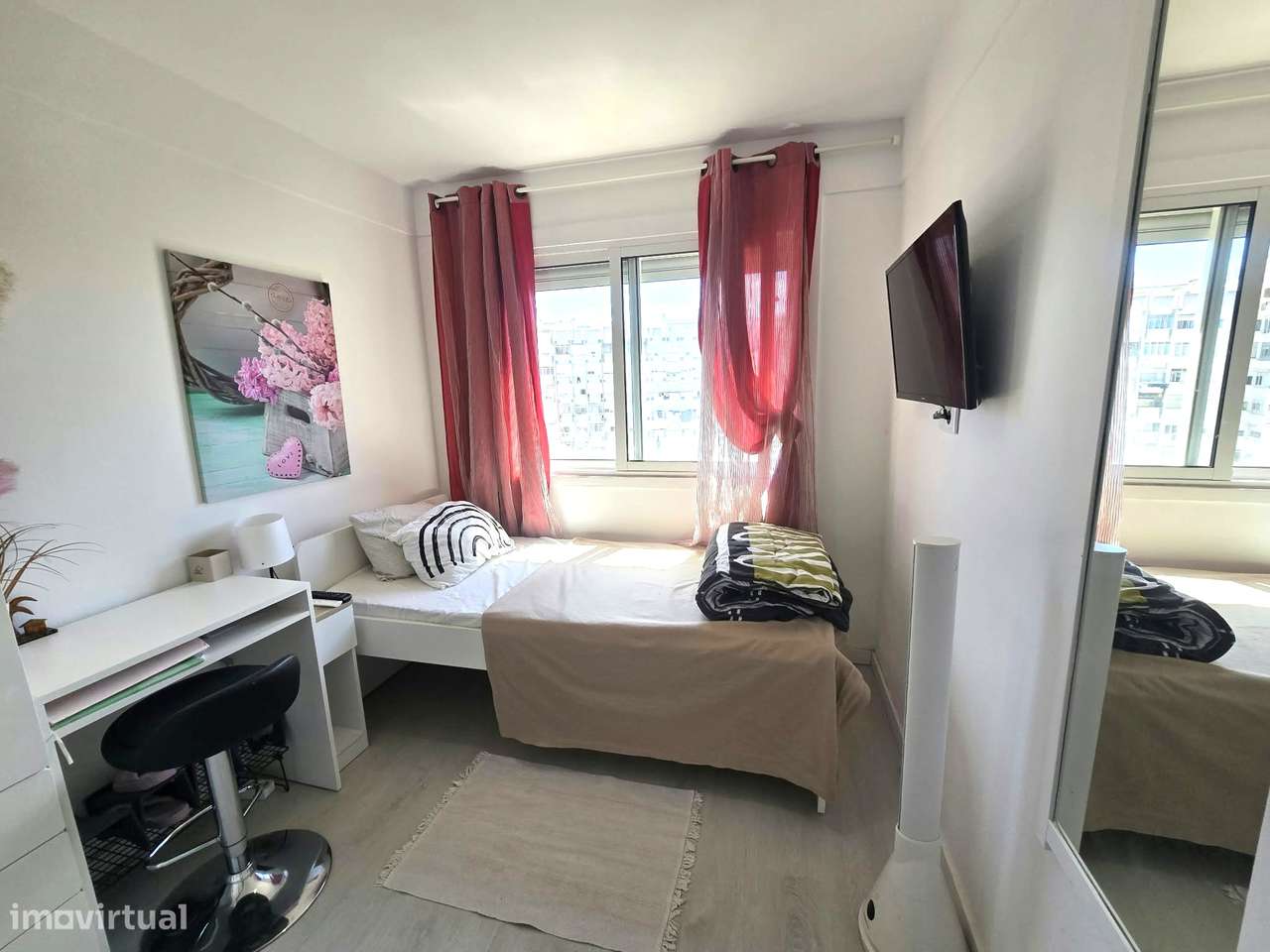 Excelente Apartamento T2 renovado com Open Space e Varanda - Almada-15