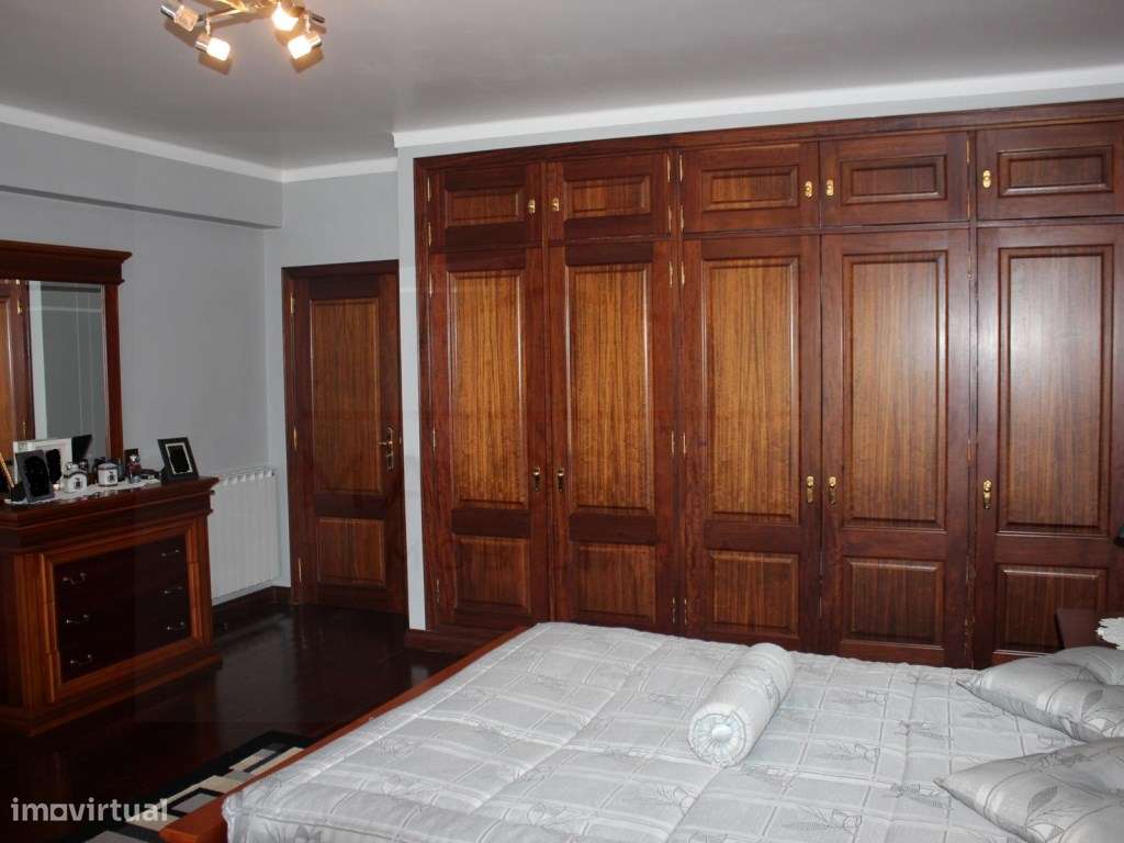 Luxuosa moradia T5 + 1 em Rio Maior-19