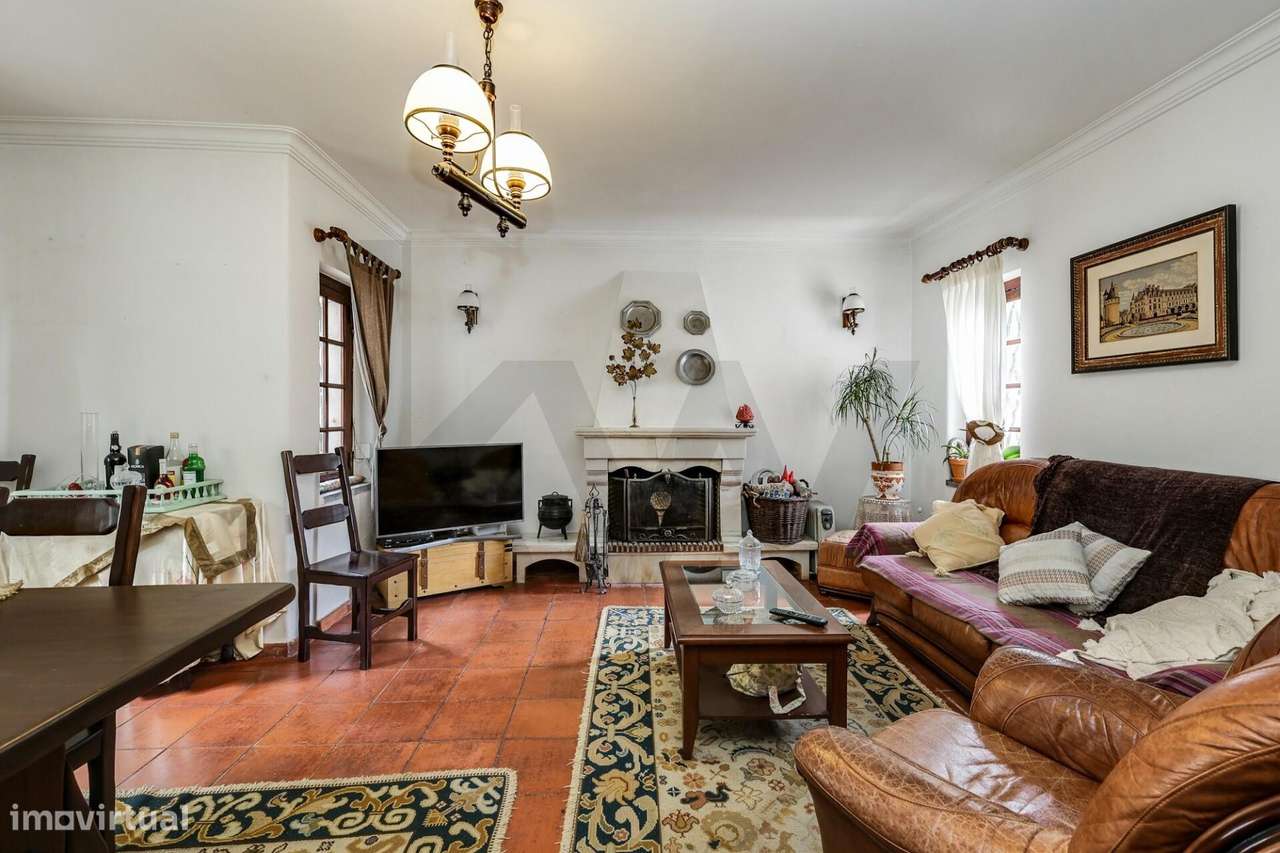 Moradia T6 em Sintra com jardim, garagem e vista de mar ao fundo-5