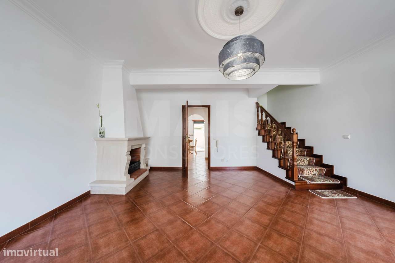 Moradia Geminada T2+2 com Terraço, Garagem Box e Churrasqueira pert... - Grande imagem: 2/49