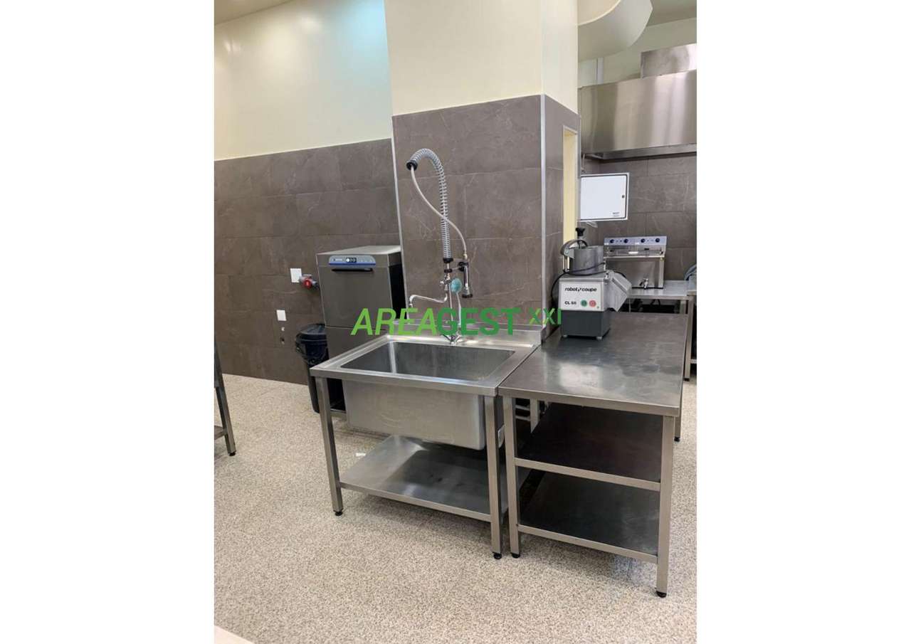 Loja para venda com rendimento, nas Laranjeiras, em Lisboa-4