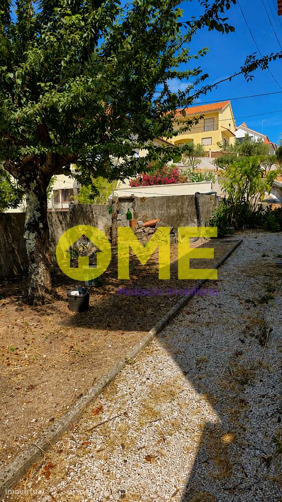 Moradia T4 isolada com jardim e garagem e anexos-23