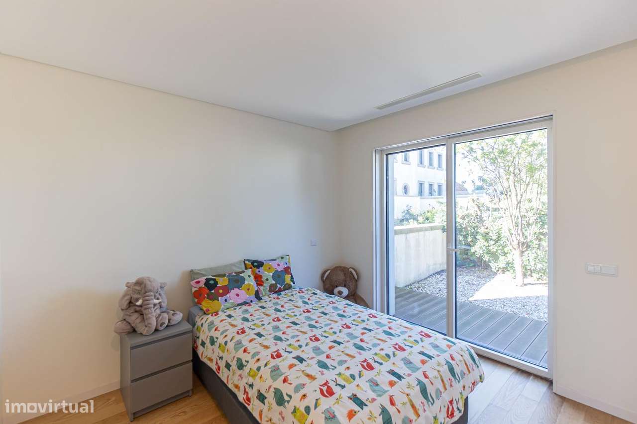 Moradia T3, em Leça da Palmeira na 1ª  Linha de Mar-21