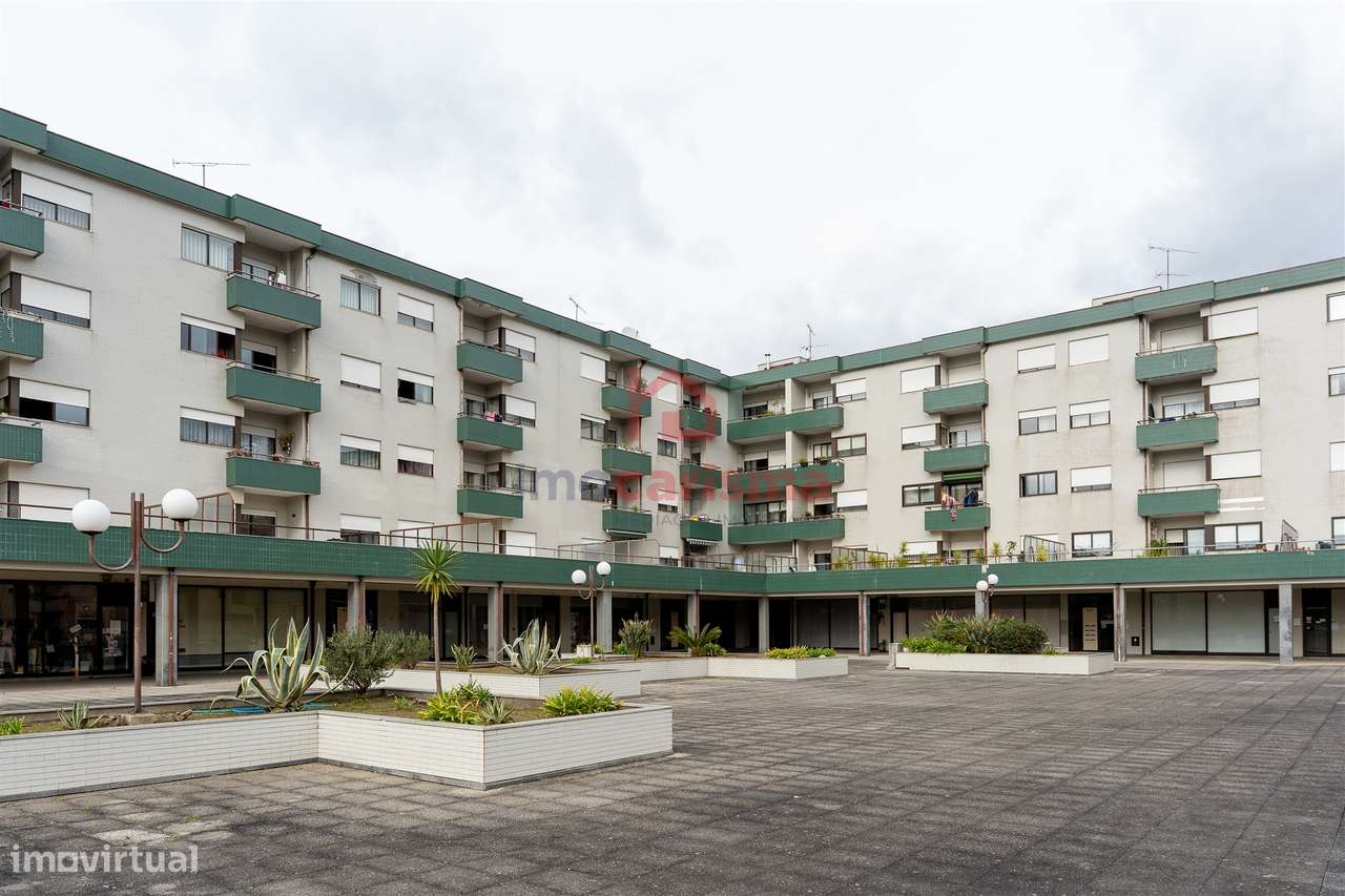Apartamento T4 transformado em T3 no centro de Vila das Aves, Santo Ti-35