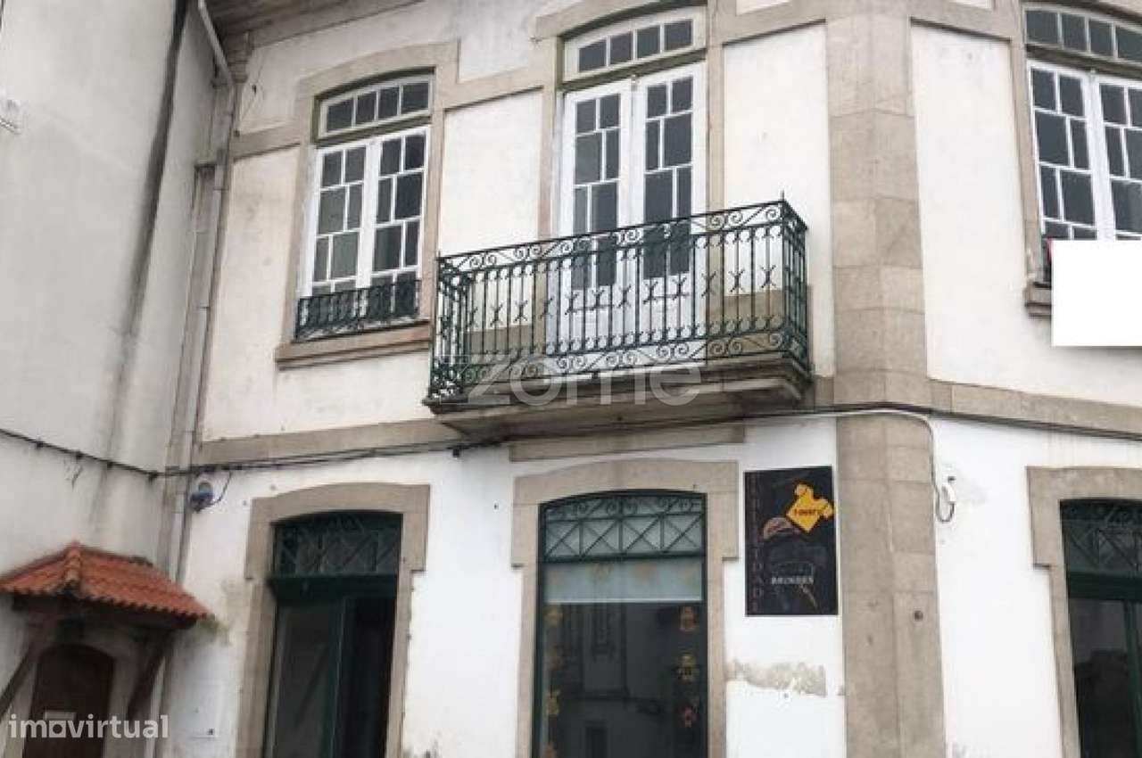 Prédio centenário no centro de Alijó - Grande imagem: 2/15