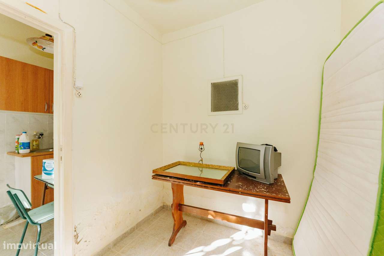 2 moradias para recuperar, com terreno, em Alverca.-19