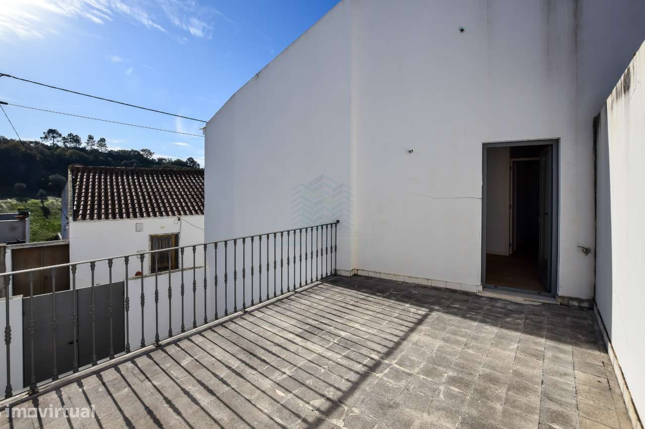 Moradia T3 remodelada com logradouro e terraço — Bugalhos-10