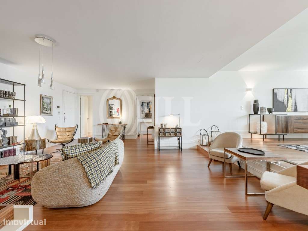 Apartamento T3 com dois lugares de garagem em Aliados, Porto-0