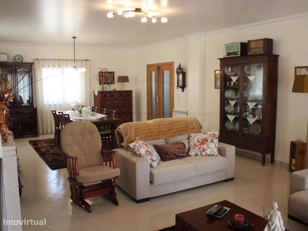 Moradia T5 com grandes áreas em zona muito tranquila de Rio Maior-20