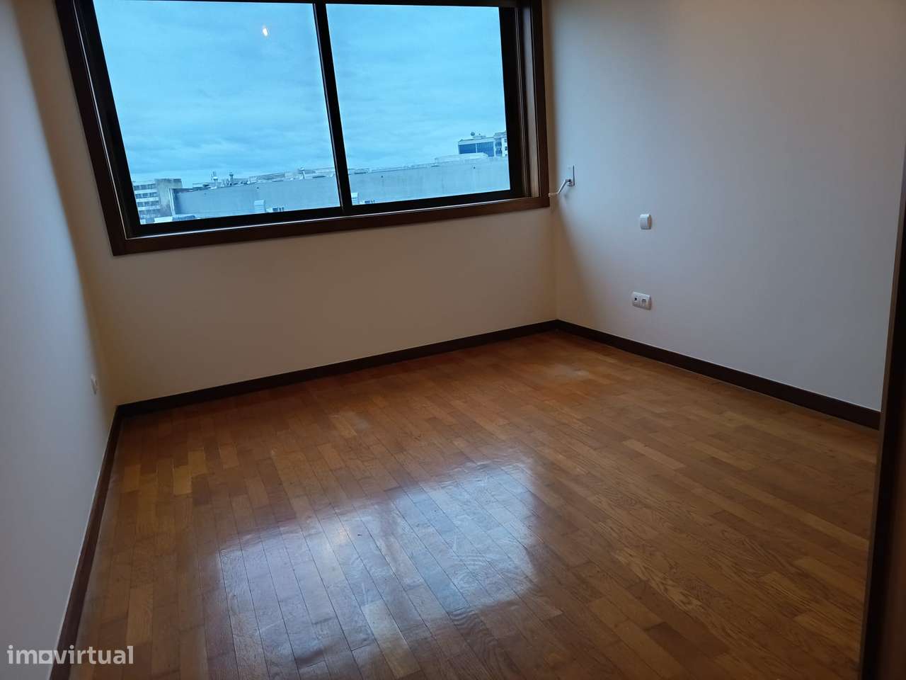 Magnífico T2, com 2 lugares de garagem, junto ao Mira Maia Shopping-12