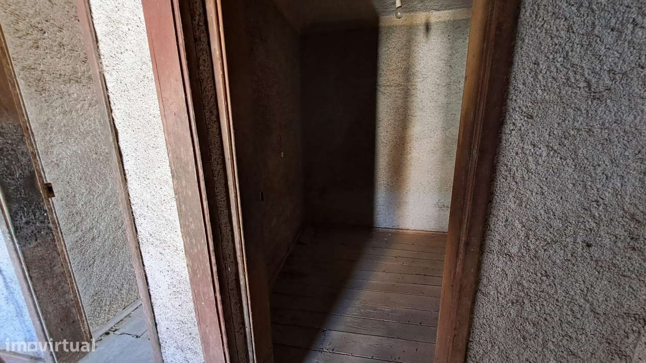 Moradia T2 para Reconstrução no Centro de Almalaguês-18