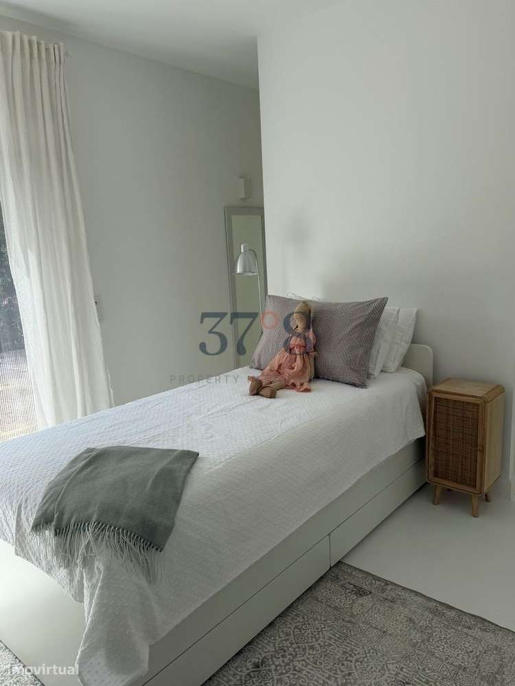 Uma vivenda de 4 quartos com piscina, num terreno de 2 hectares a 10 m-27