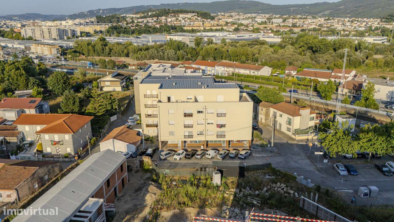 T2 totalmente Renovado, com terraço em Ferreiros, Braga-17