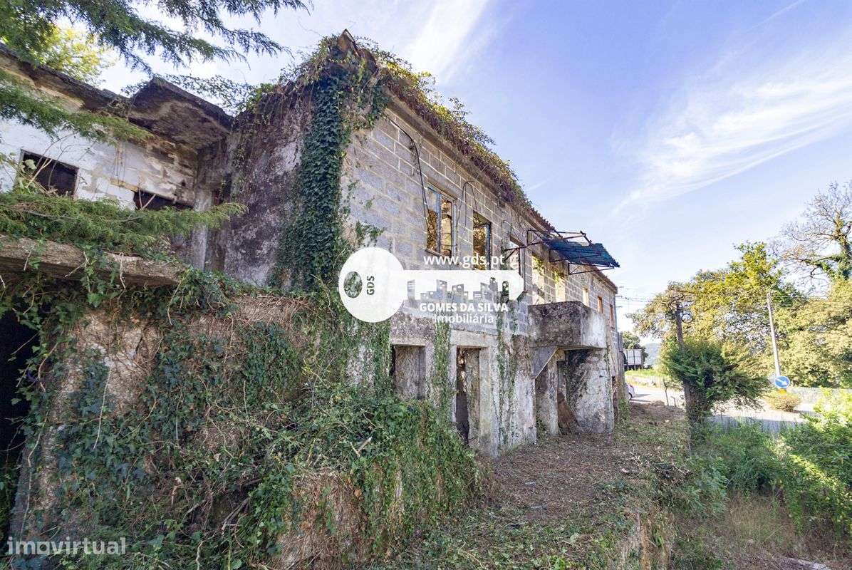 Moradia tri-familiar em ruína com afetação de comércio e habitação-20