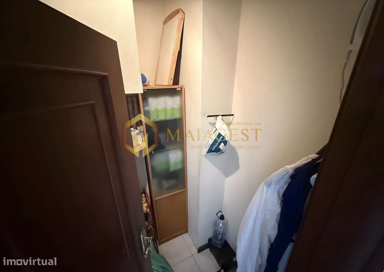 Apartamento T2 Renovado na Madalena com Garagem e Arrumos-14