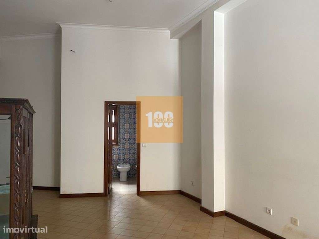 Prédio para reabilitar na Mouzinho da Silveira - Grande imagem: 5/30