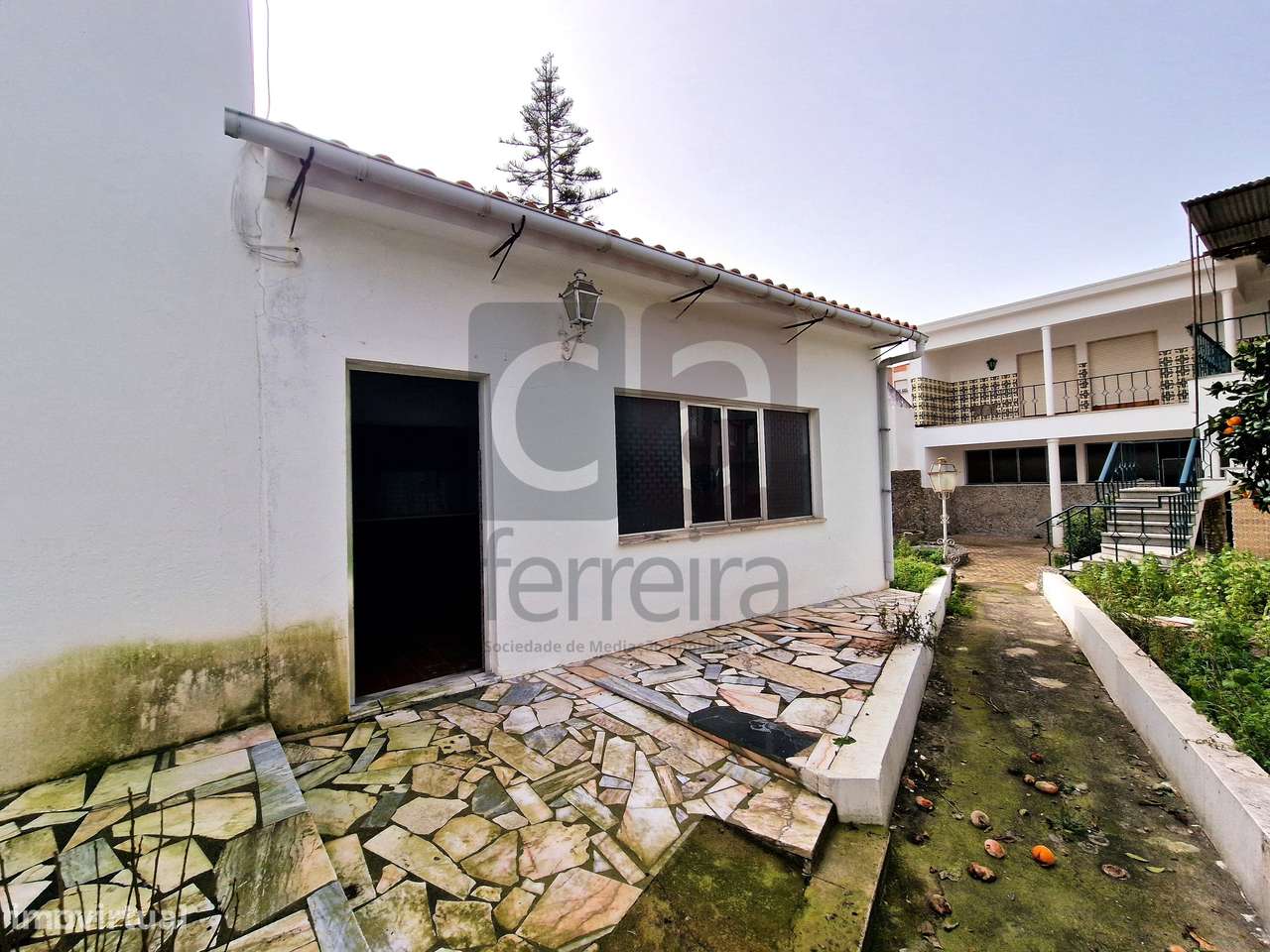 Moradia T4+2 em Almeirim com garagem e quintal-38