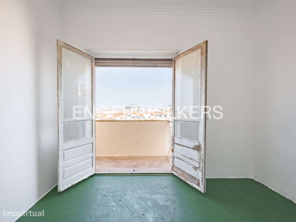 T2 em Benfica para Remodelação com Vista Panorâmica sobre Lisboa-16