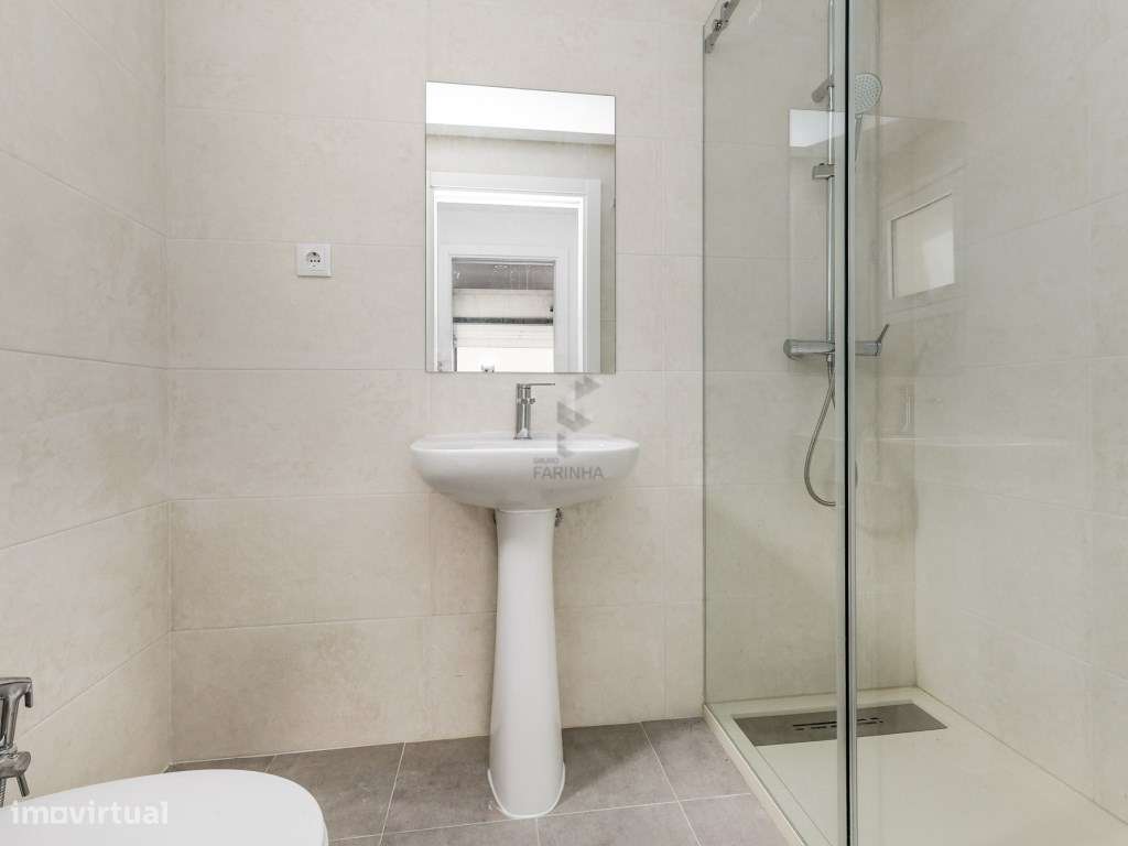 MORADIA T4 NOVA
Famões, moradia independente V4+1 nova com Jardim,...-38