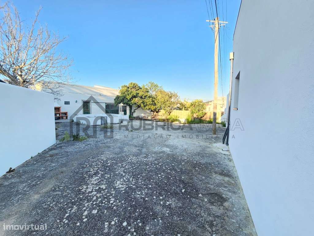 Moradia V3 renovada, com logradouro e anexo-19