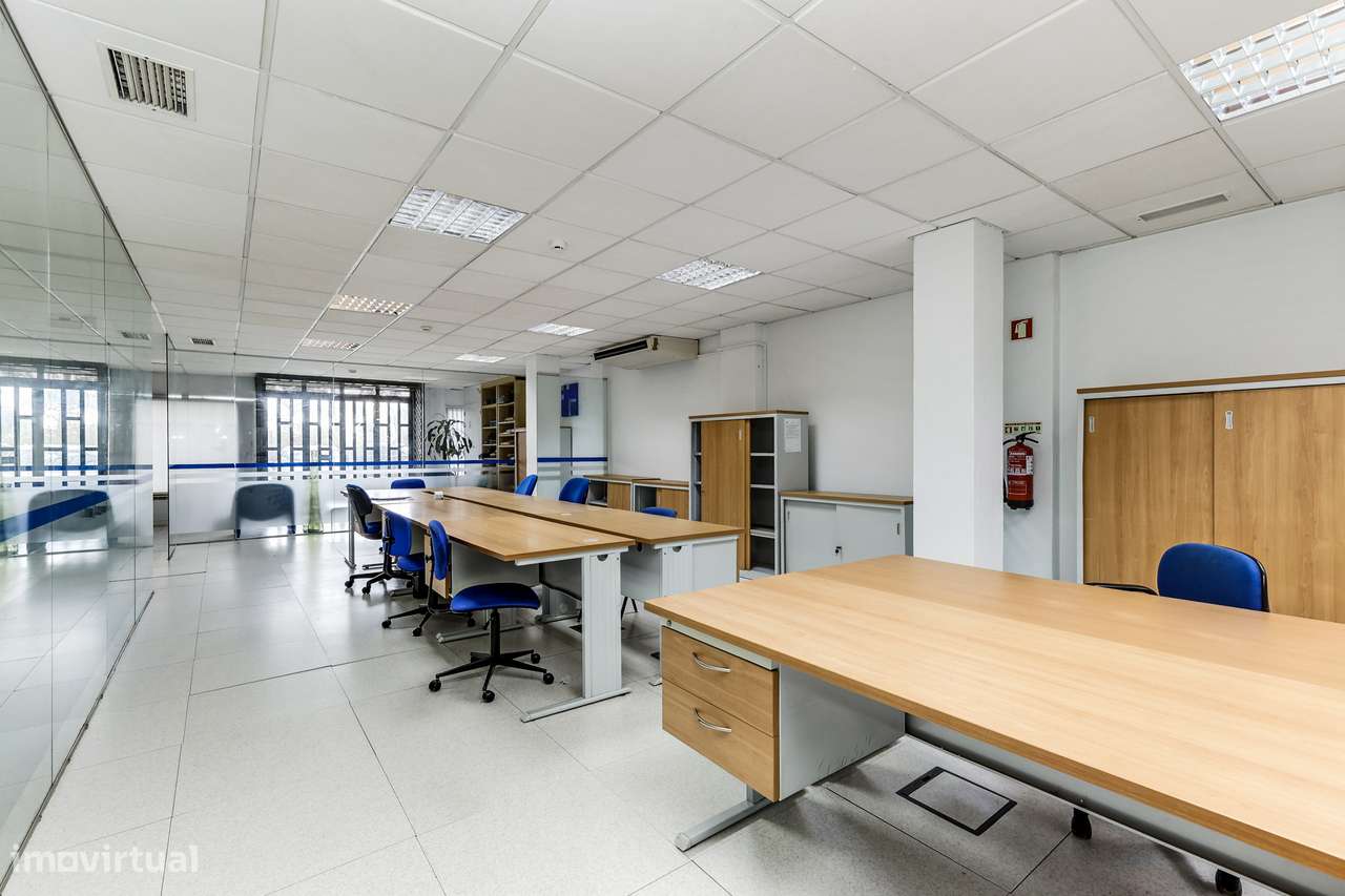 Espaço comercial 550 m² | Escritório + Loja + Armazém | Dois acessos-14