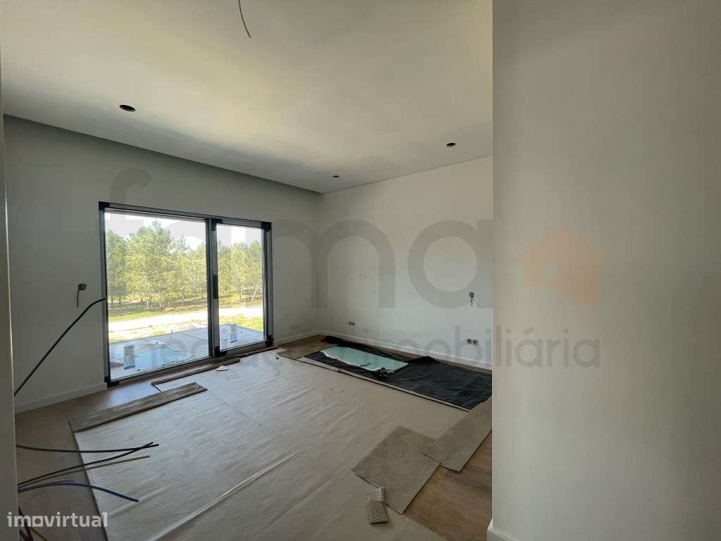 Moradia T3 com jardim e piscina em zona residencial tranquila-31