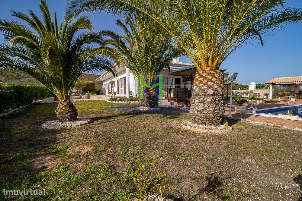Fantástica Moradia Térrea T3+1, com piscina, grande jardim, e garagem,-17