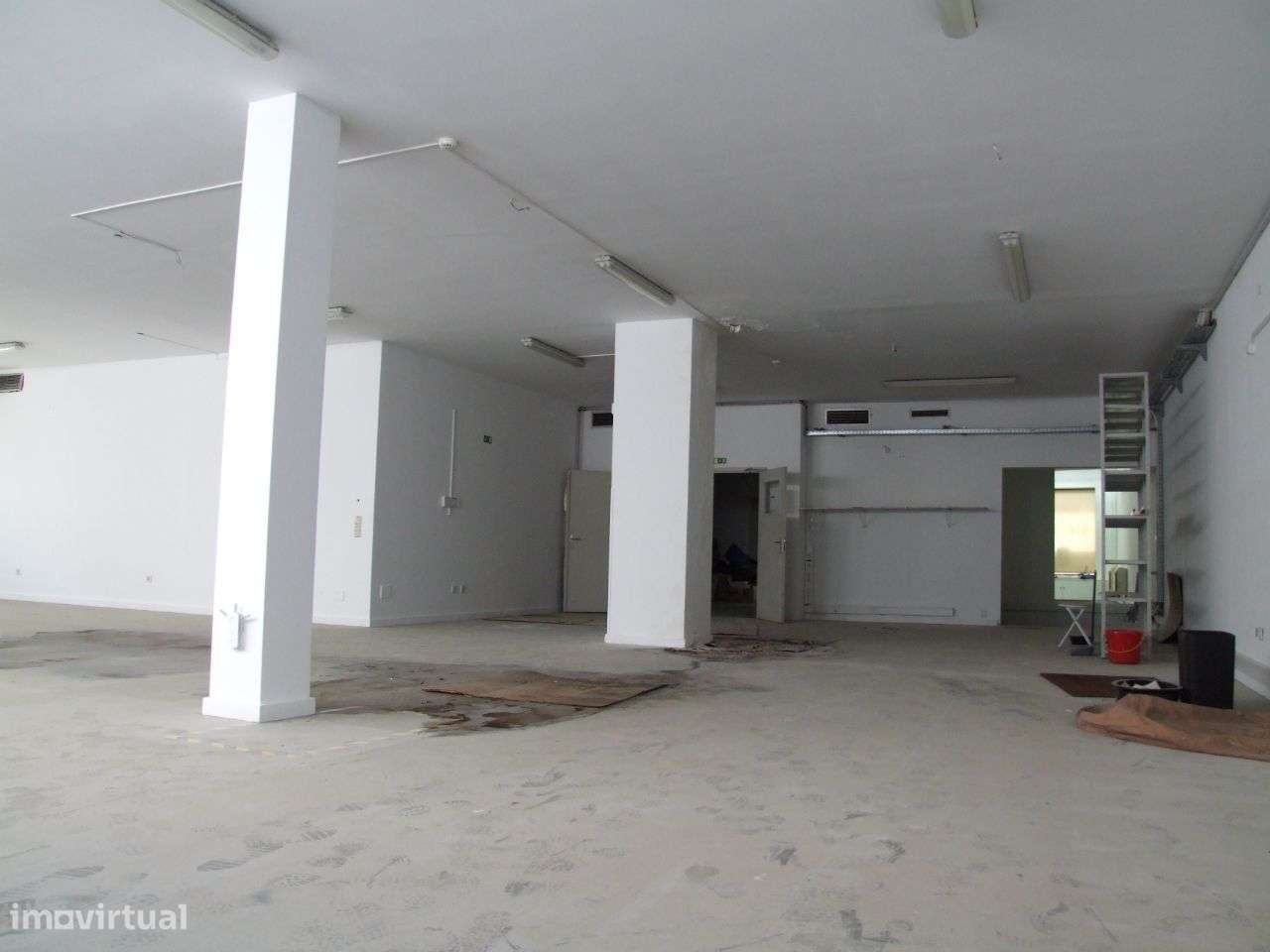 Armarém+ cave + 2 lugares de garagem- A 28-8