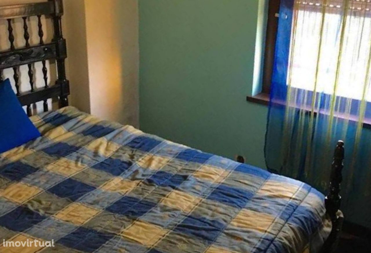 48133 - Quarto com cama de casal em apartamento com 3 quartos