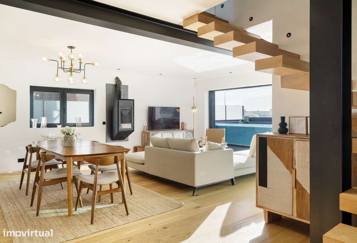 Moradia V3+1 totalmente renovada com vista mar-23