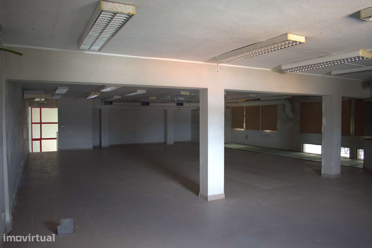 Espaço comercial de 451m² com estacionamento-14