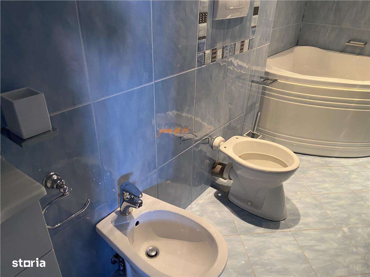 Apartament 4 camere transformat in 3 camere , zona ultracentrala Piata-8