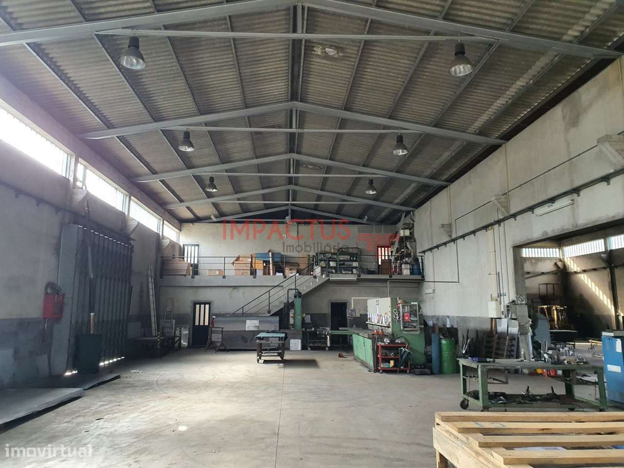 Armazém industrial com logradouro e 3200m2 área terreno - Grande imagem: 2/17