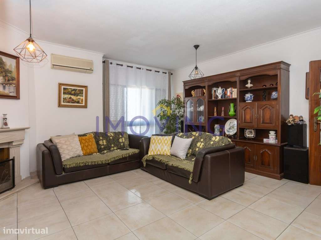 Apartamento T2 com parqueamento e arrecadação no Barreiro-1