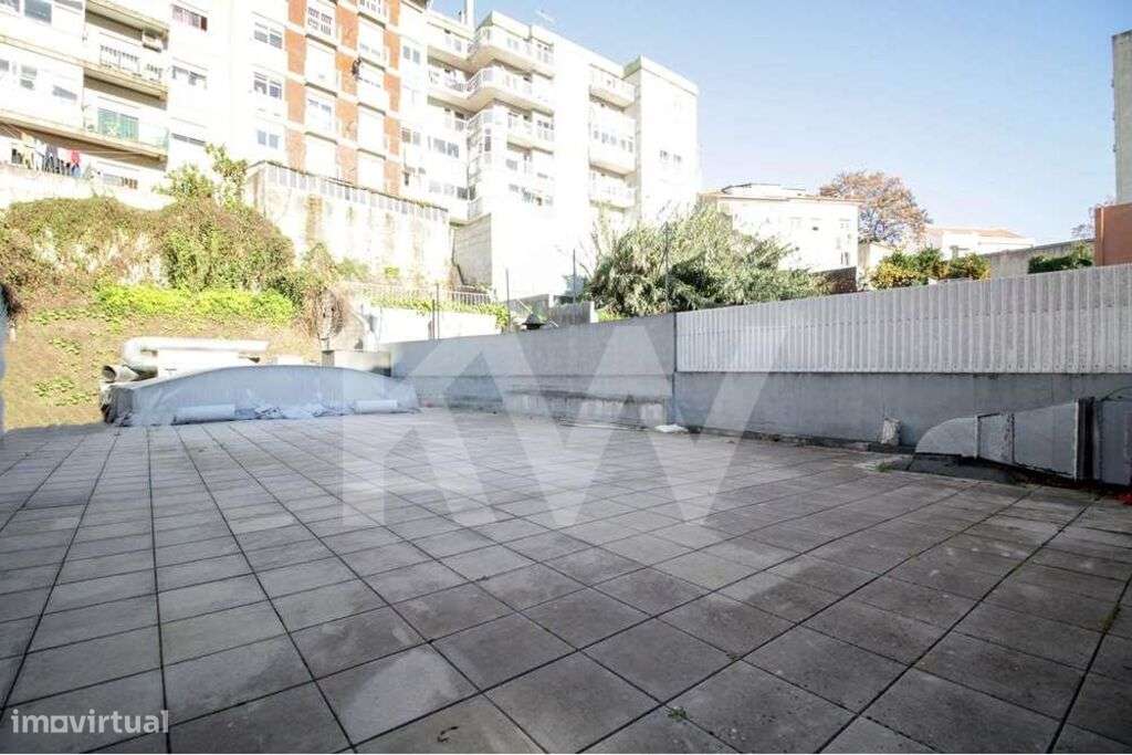 Prédio na Av. Sá da Bandeira | 8 Apartamentos | Espaço Comercial | Inv-9