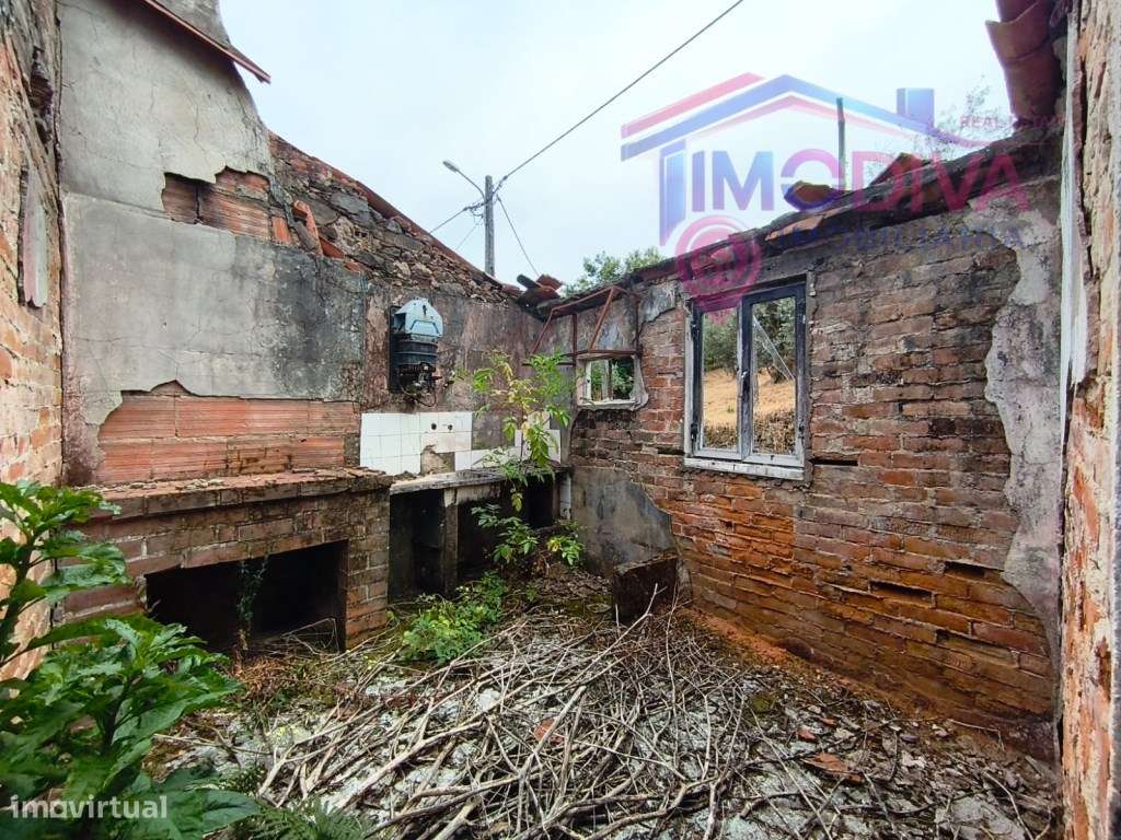 Moradia com terreno em Castanheira de Pera-5