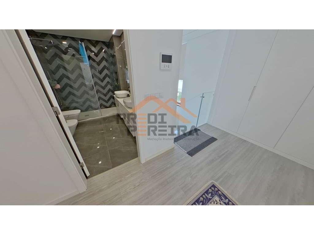 Moradia T3, situada no Casal da Silveira, em Famões-30