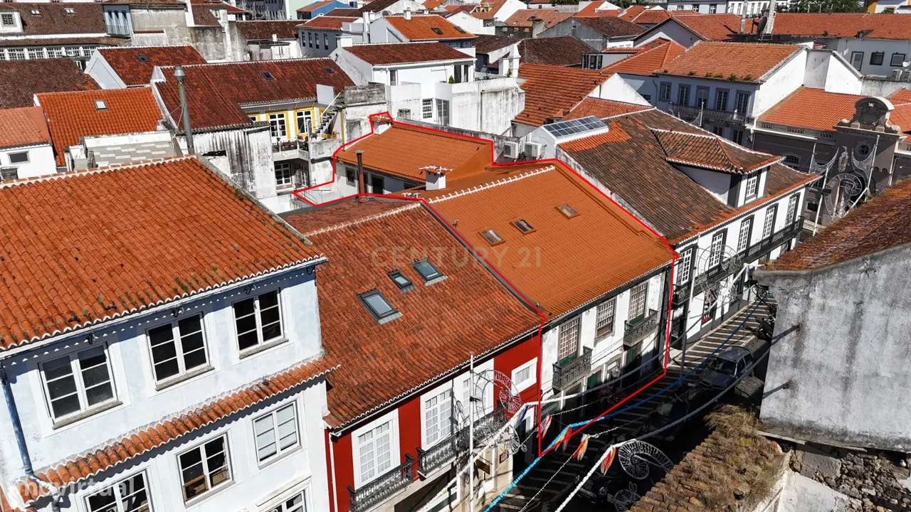 Moradia com Espaço Comercial no Coração de Angra do Heroísmo – Uma Opo-0